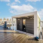 Beautiful Houseboat With Shared Pool 船上ホテル *