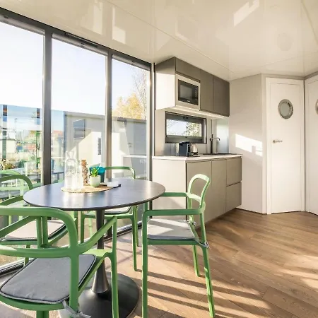 Beautiful Houseboat With Shared Pool Hotel na wodzie