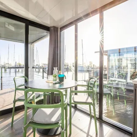 Hotel na wodzie Beautiful Houseboat With Shared Pool *
