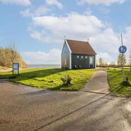Beautiful Houseboat With Shared Pool