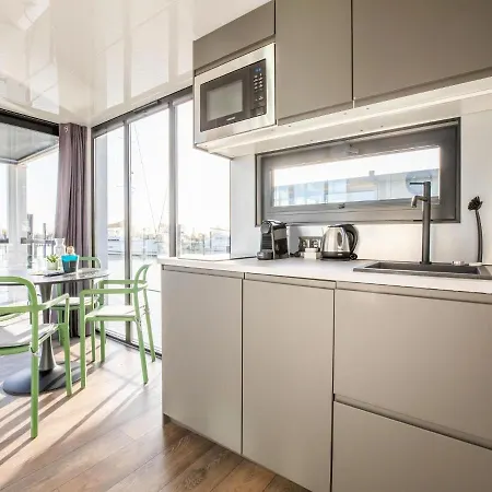 Beautiful Houseboat With Shared Pool Volendam