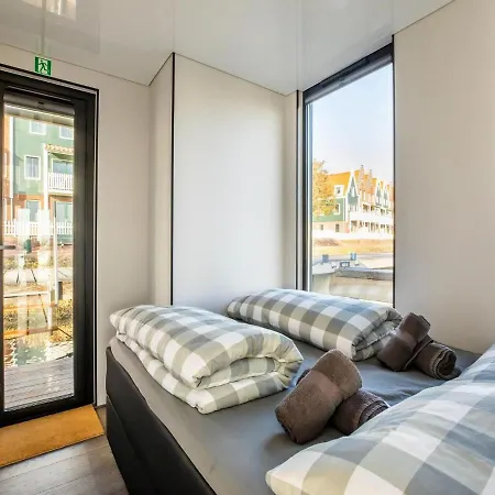 Beautiful Houseboat With Shared Pool Hotel na wodzie *