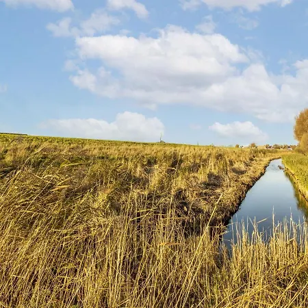 Beautiful Houseboat With Shared Pool Hotel na wodzie *