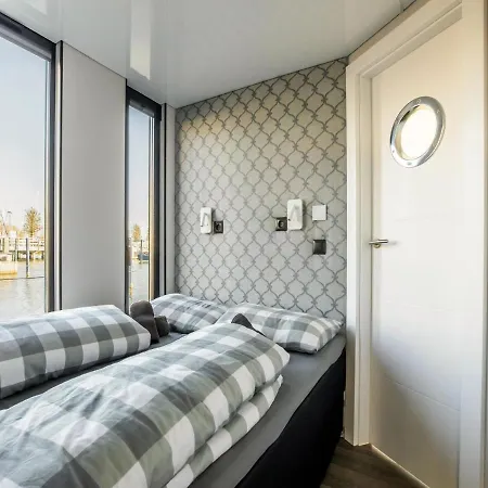 Botel Beautiful Houseboat With Shared Pool *