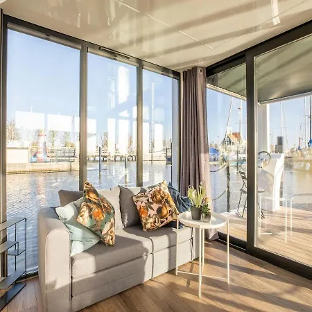 Hotel na wodzie Beautiful Houseboat With Shared Pool Volendam