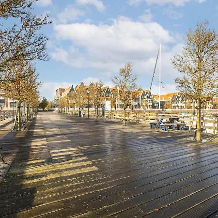 Beautiful Houseboat With Shared Pool