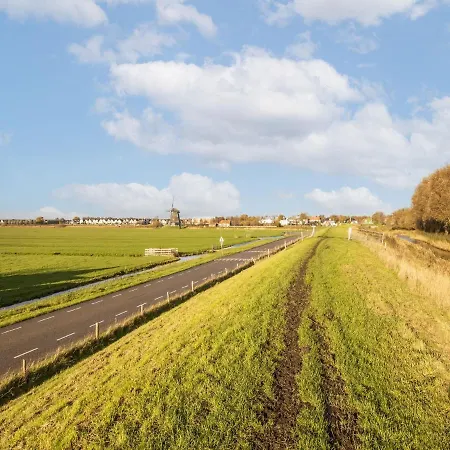 Beautiful Houseboat With Shared Pool Botel