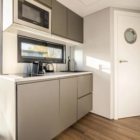 Beautiful Houseboat With Shared Pool