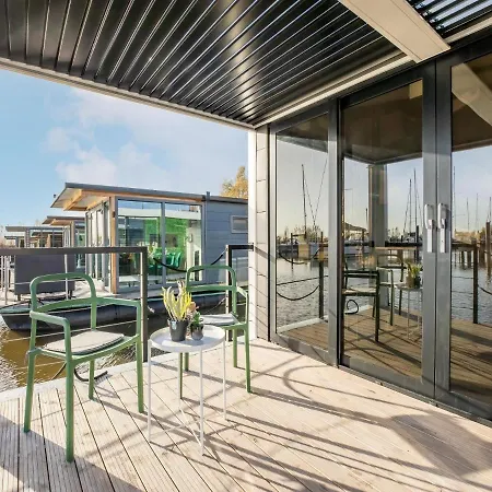 Beautiful Houseboat With Shared Pool Hotel na wodzie