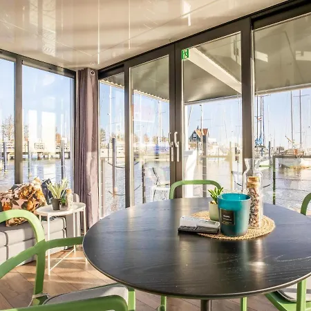 Hotel na wodzie Beautiful Houseboat With Shared Pool *