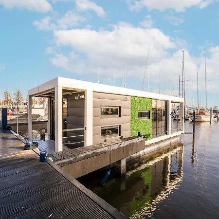 Beautiful Houseboat With Shared Pool Tekne