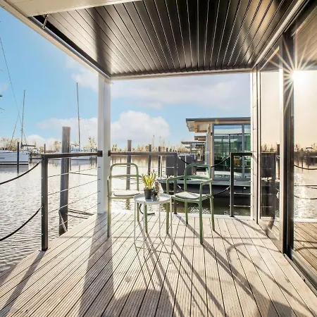 Beautiful Houseboat With Shared Pool Volendam