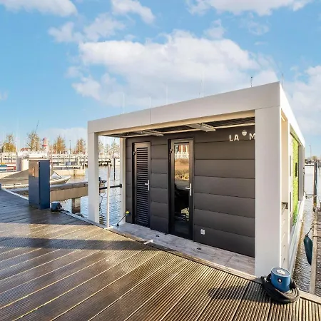 Beautiful Houseboat With Shared Pool Hotel na wodzie *