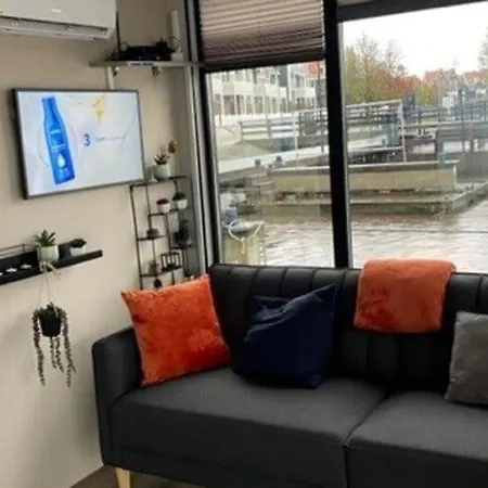 Beautiful Houseboat With Shared Pool Hotel na wodzie
