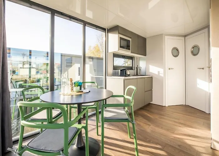 Beautiful Houseboat With Shared Pool Botel