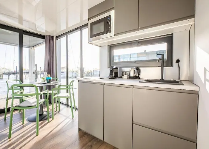 Beautiful Houseboat With Shared Pool Volendam