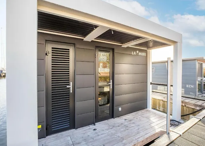 Beautiful Houseboat With Shared Pool Volendam