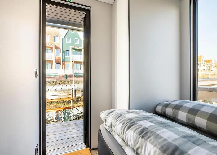 Beautiful Houseboat With Shared Pool Botel *