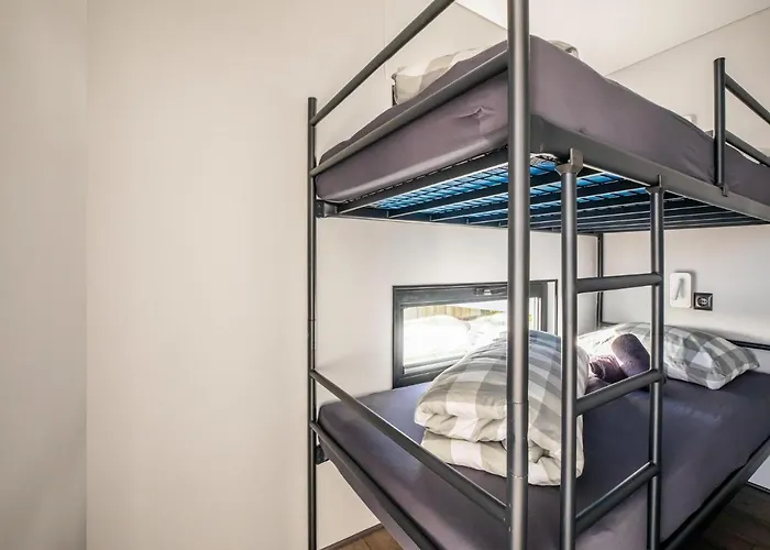 Beautiful Houseboat With Shared Pool Botel