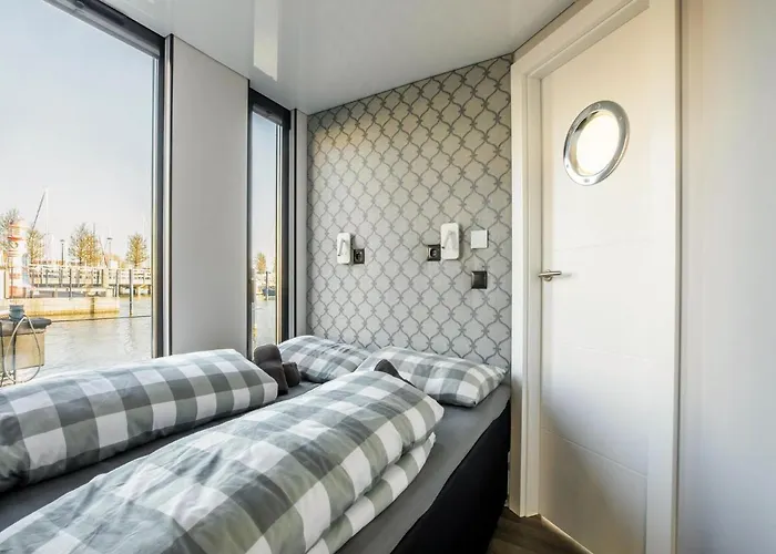 Botel Beautiful Houseboat With Shared Pool *