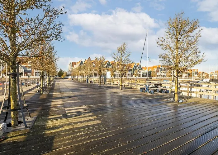 Beautiful Houseboat With Shared Pool