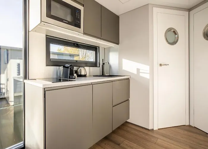 Beautiful Houseboat With Shared Pool