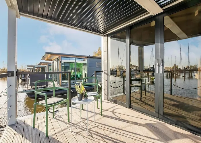 Beautiful Houseboat With Shared Pool Botel