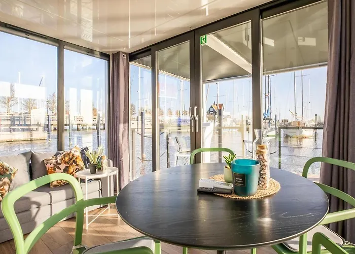 Botel Beautiful Houseboat With Shared Pool *