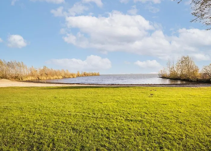Beautiful Houseboat With Shared Pool