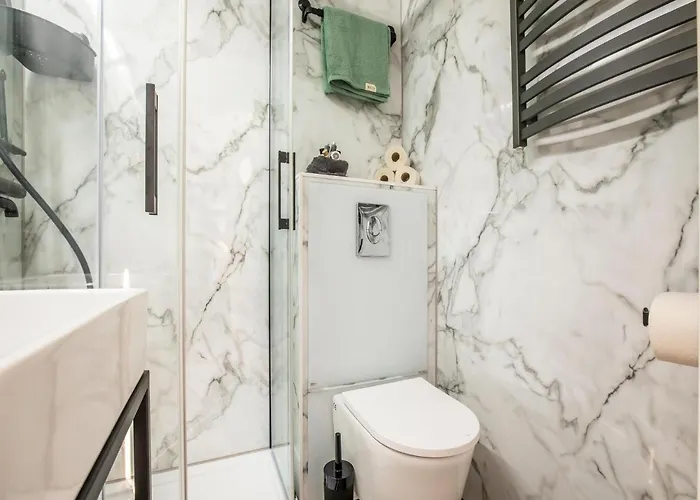 Beautiful Houseboat With Shared Pool *