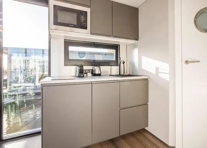 Botel Beautiful Houseboat With Shared Pool Volendam