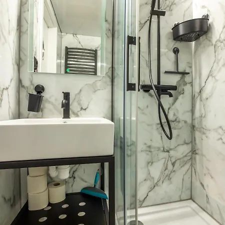 Beautiful Houseboat With Shared Pool Πλωτό κατάλυμα *