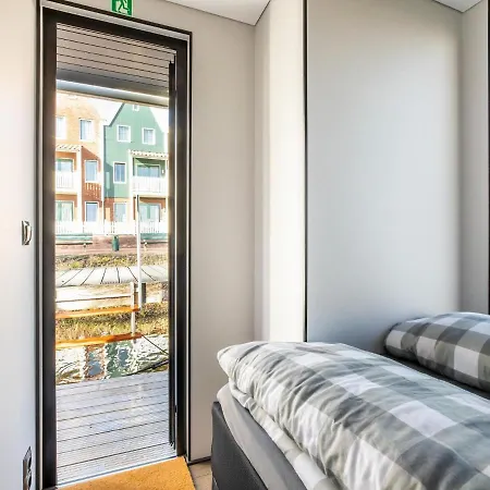 Beautiful Houseboat With Shared Pool Πλωτό κατάλυμα *