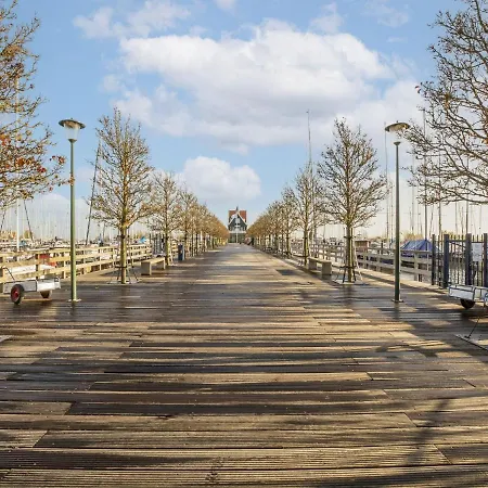 Beautiful Houseboat With Shared Pool *