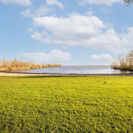 Beautiful Houseboat With Shared Pool