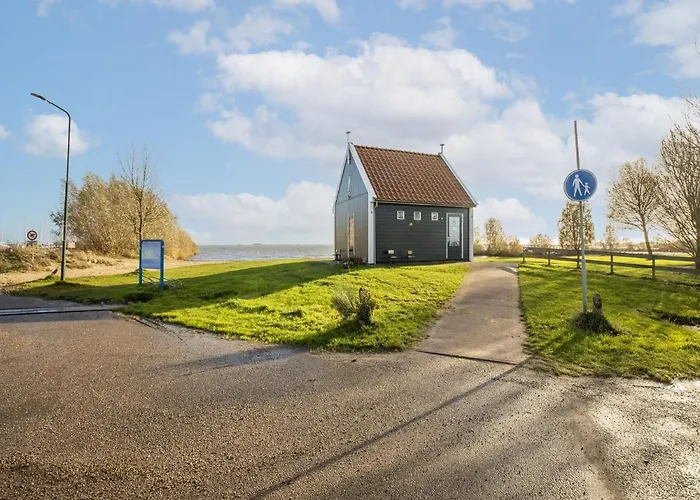 Beautiful Houseboat With Shared Pool