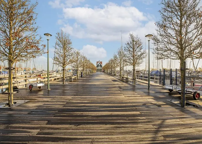 Beautiful Houseboat With Shared Pool *