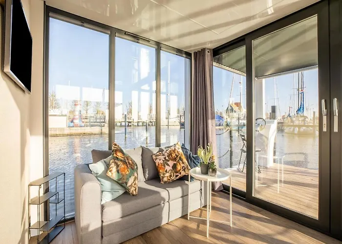 Botel Beautiful Houseboat With Shared Pool Volendam