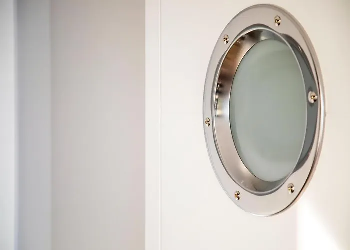 Botel Beautiful Houseboat With Shared Pool Volendam