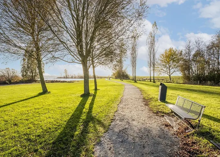Beautiful Houseboat With Shared Pool * Volendam