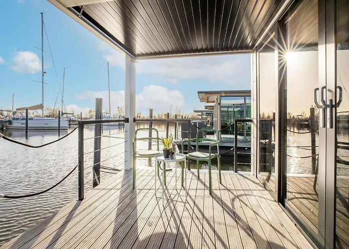 Beautiful Houseboat With Shared Pool Volendam