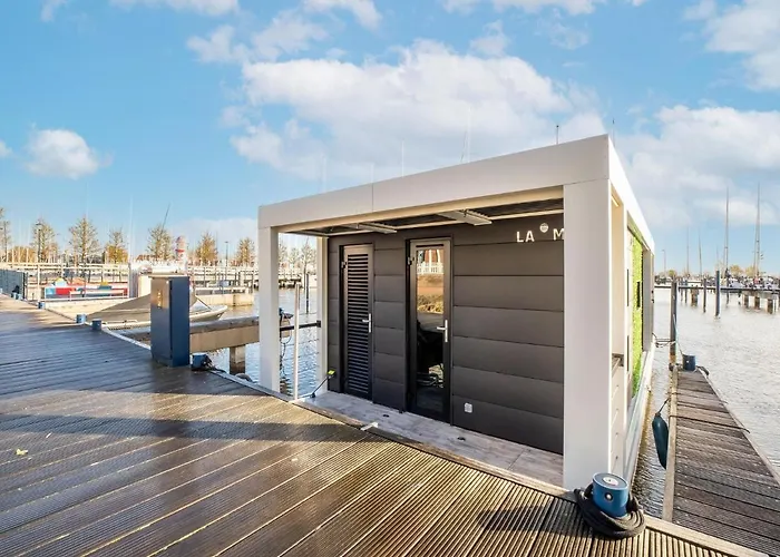 Beautiful Houseboat With Shared Pool Botel *