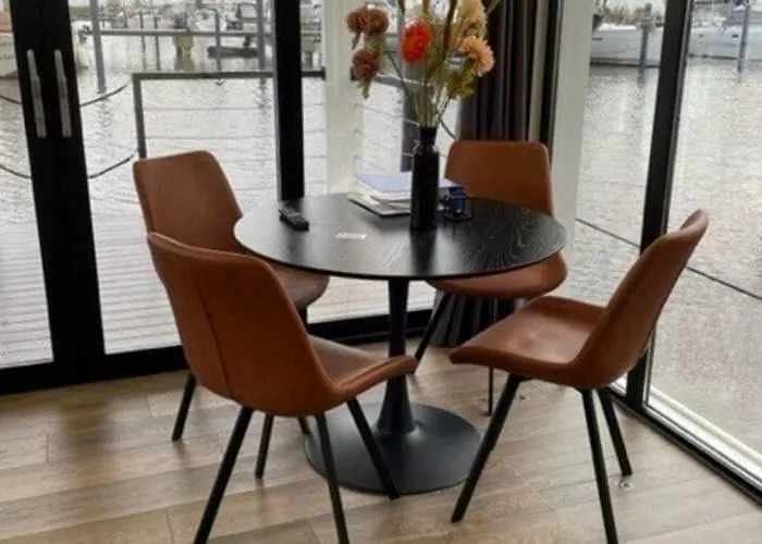 Beautiful Houseboat With Shared Pool Botel